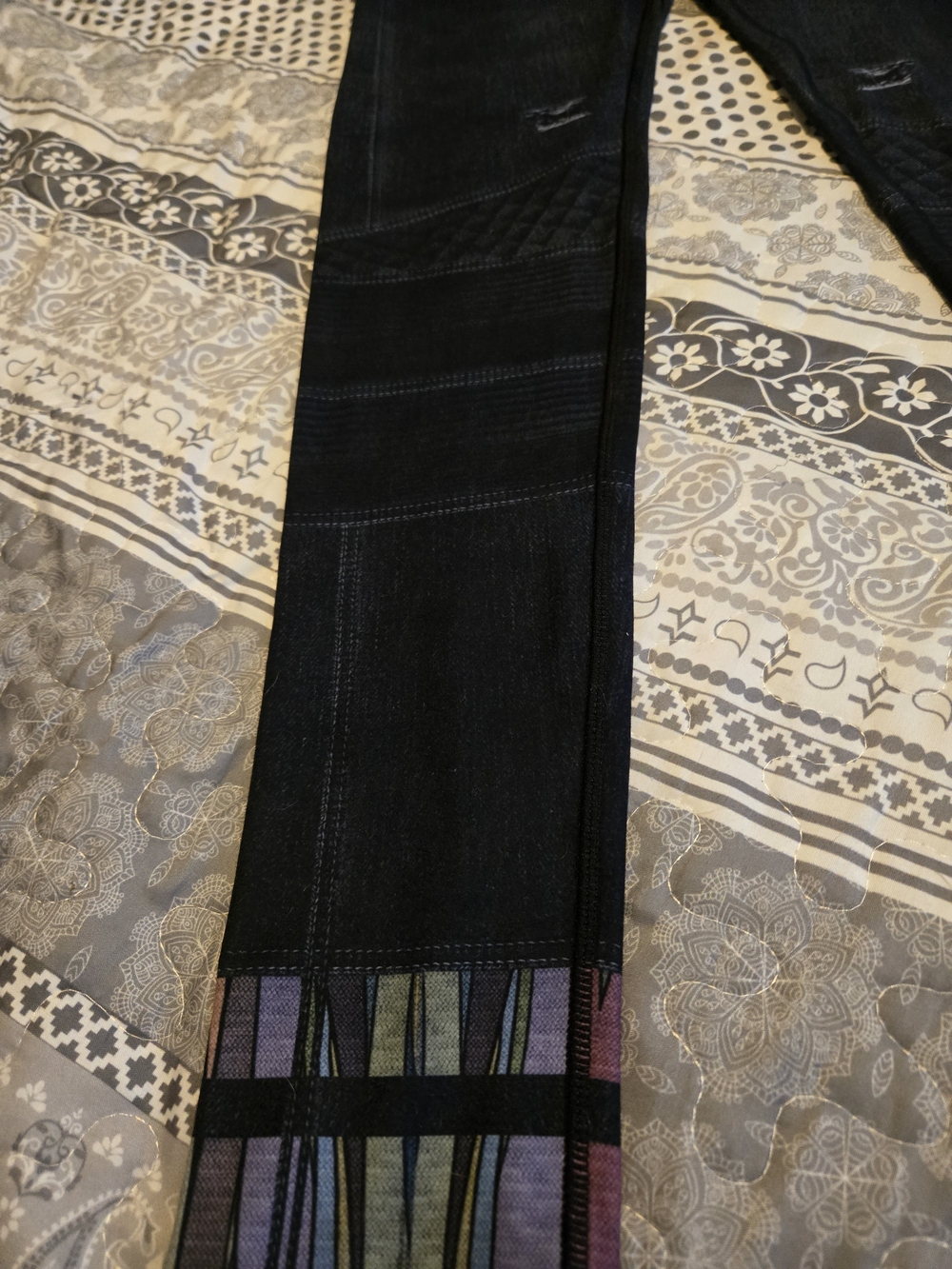 High-Waist Black Leggings with Multicolor Geometric Cuff - Picture 4 of 9